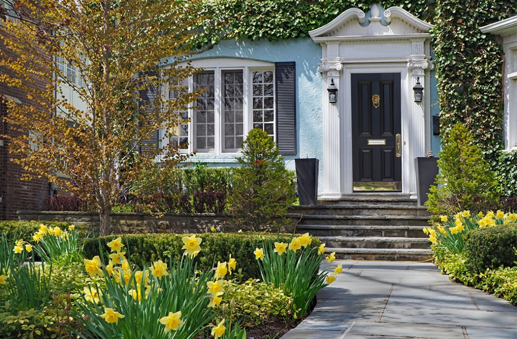 Pros to Buying or Selling in the Spring
